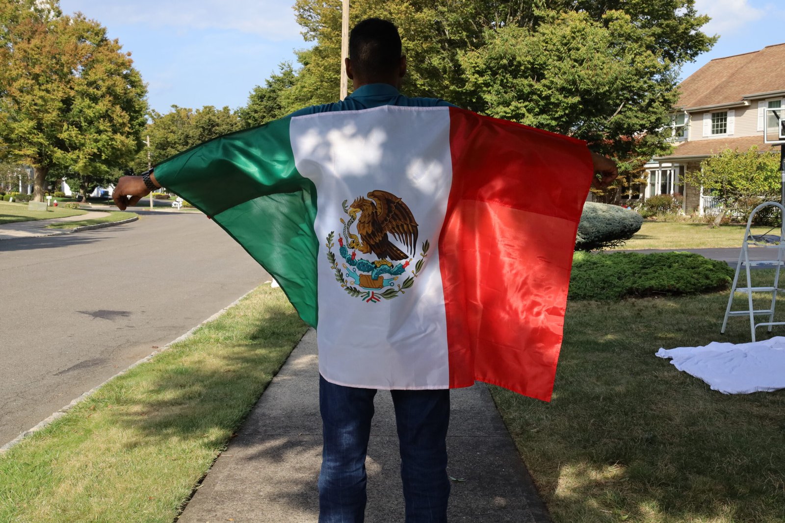 MEXICO National Flag Shoulder Body Cape, 3 x 5 Feet, Lightweight Polyester, Double Sided, with Arm Sleeves, (Mexico) - Image 4